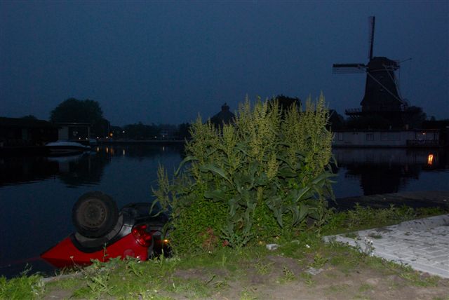 2009/143/20090628 016 Auto te water Nieuwemeerdijk.jpg